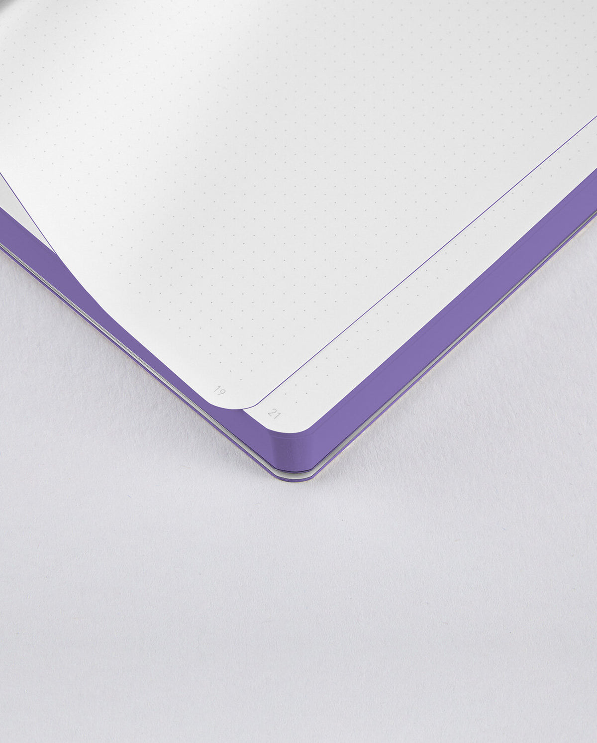 nuuna Notizbuch – A6 – 120 g/m² – Softcover, nummerierte Seiten, Kunstleder-Einband, schwarz, violett