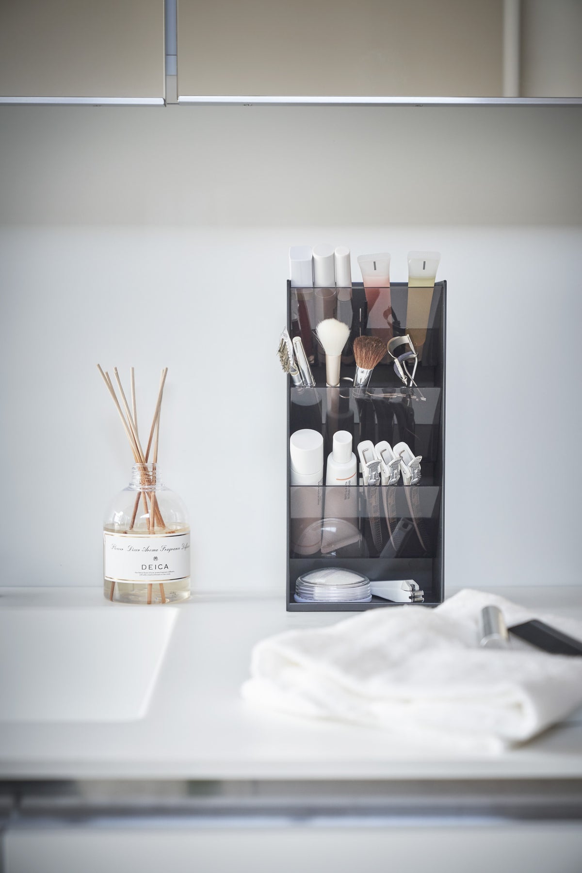 Yamazaki Aufbewahrungsbox (Bad) TOWER – 12×7,7×25 cm, ABS, Polycarbonat, Silikon, Tisch, Schwarz