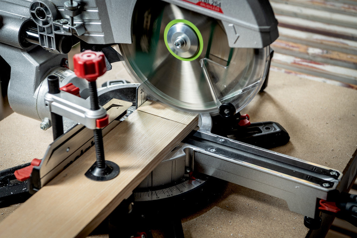 Metabo Akku-Kapp- und Gehrungssäge KGS 18 LTX BL 254 – 18 V (CAS) – Sägeblatt-Ø 254 mm – Solo