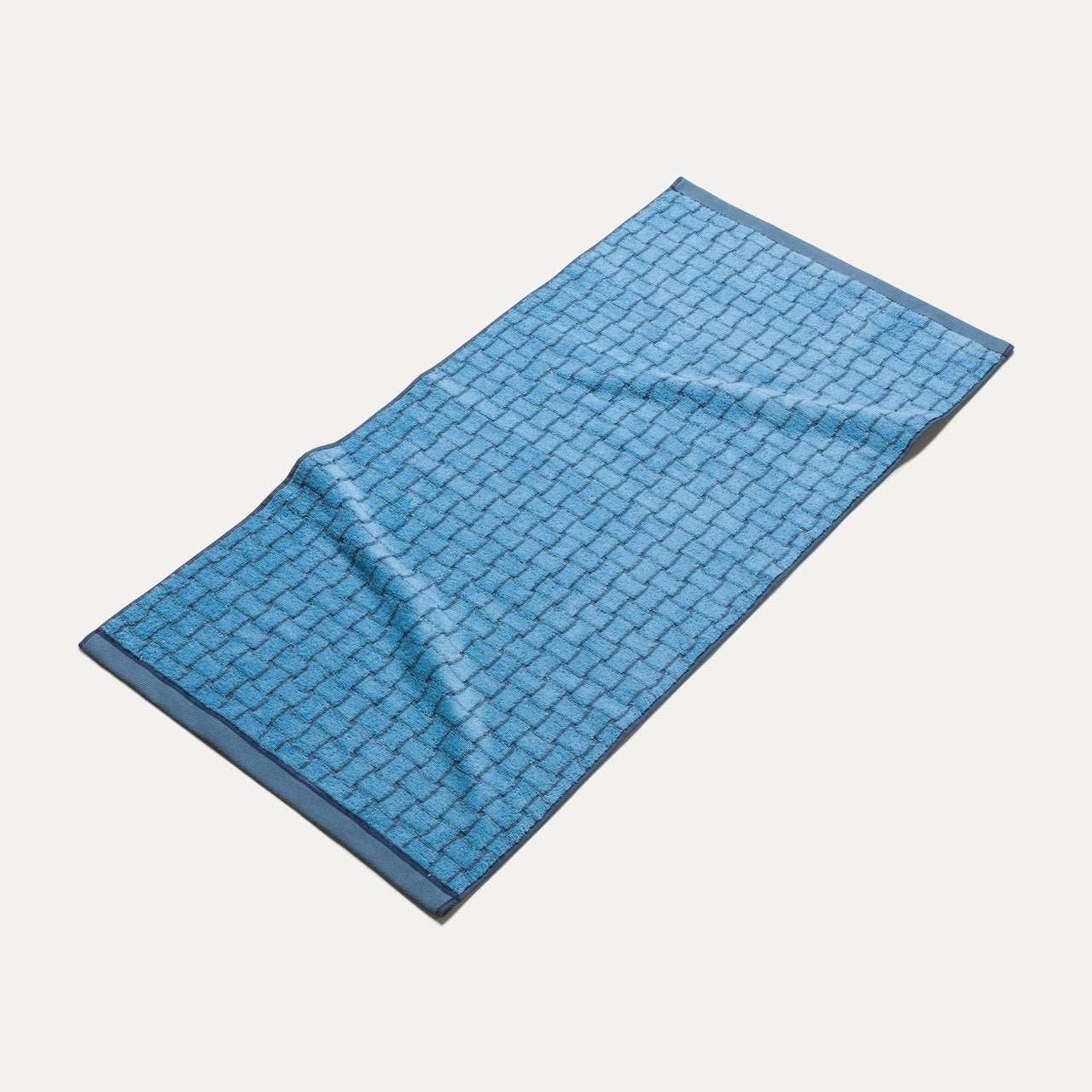 MÖVE Duschtuch Geometric Shapes – 67 × 140 cm, Blau, 100% Baumwolle, 530 g/m²