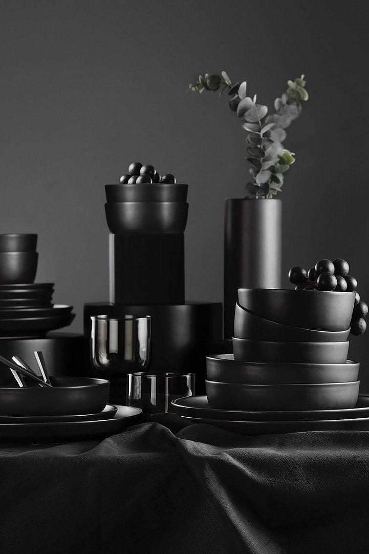 Hermia Geschirrset – 18-teiliges Set, Ø 20 cm, Porzellan, Schwarz, spülmaschinenfest, mikrowellengeeignet
