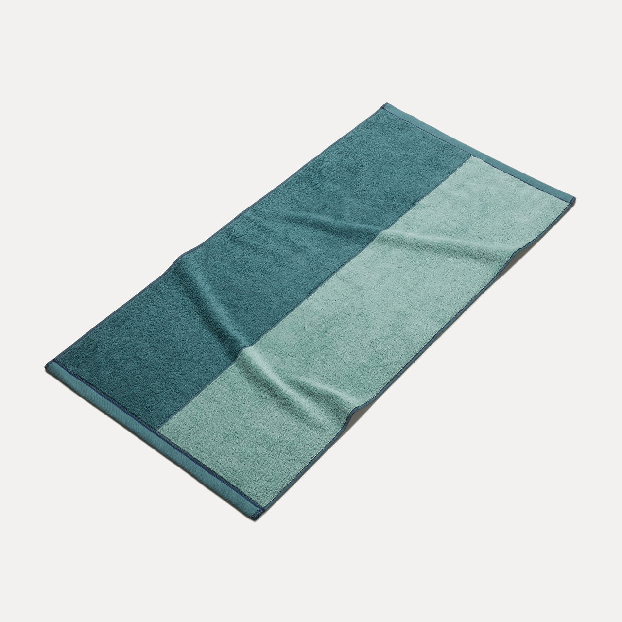 MÖVE Duschtuch Geometric Shapes – 67 × 140 cm, Grün, 100% Baumwolle, 530 g/m²