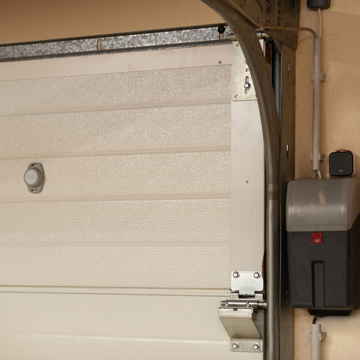 Yale Smart Garagentoröffner Montageset – kabellos, BT, 50×32×50 mm, Schwarz/Grau
