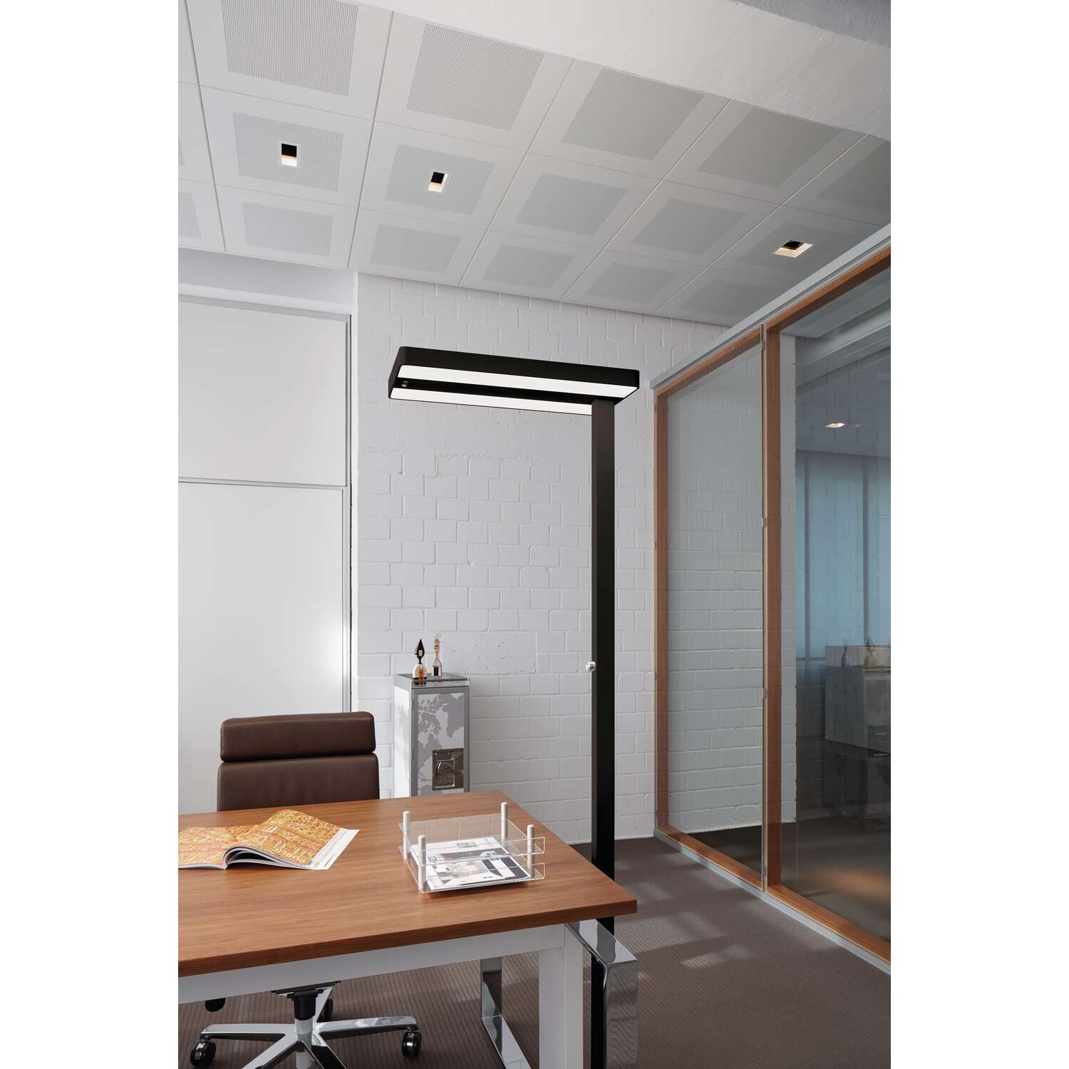 MAUL LED-Stehleuchte Juvis – Bewegungssensor, Tageslichtsensor, dimmbar – 4000 K – 13'060 lm – schwarz
