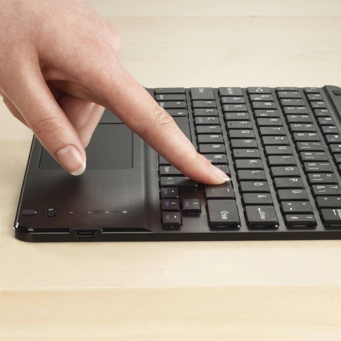 Hama Tastatur-Case für iPad Pro 11" (M4/2024) – Bluetooth, QWERTZ (CH) – Schwarz