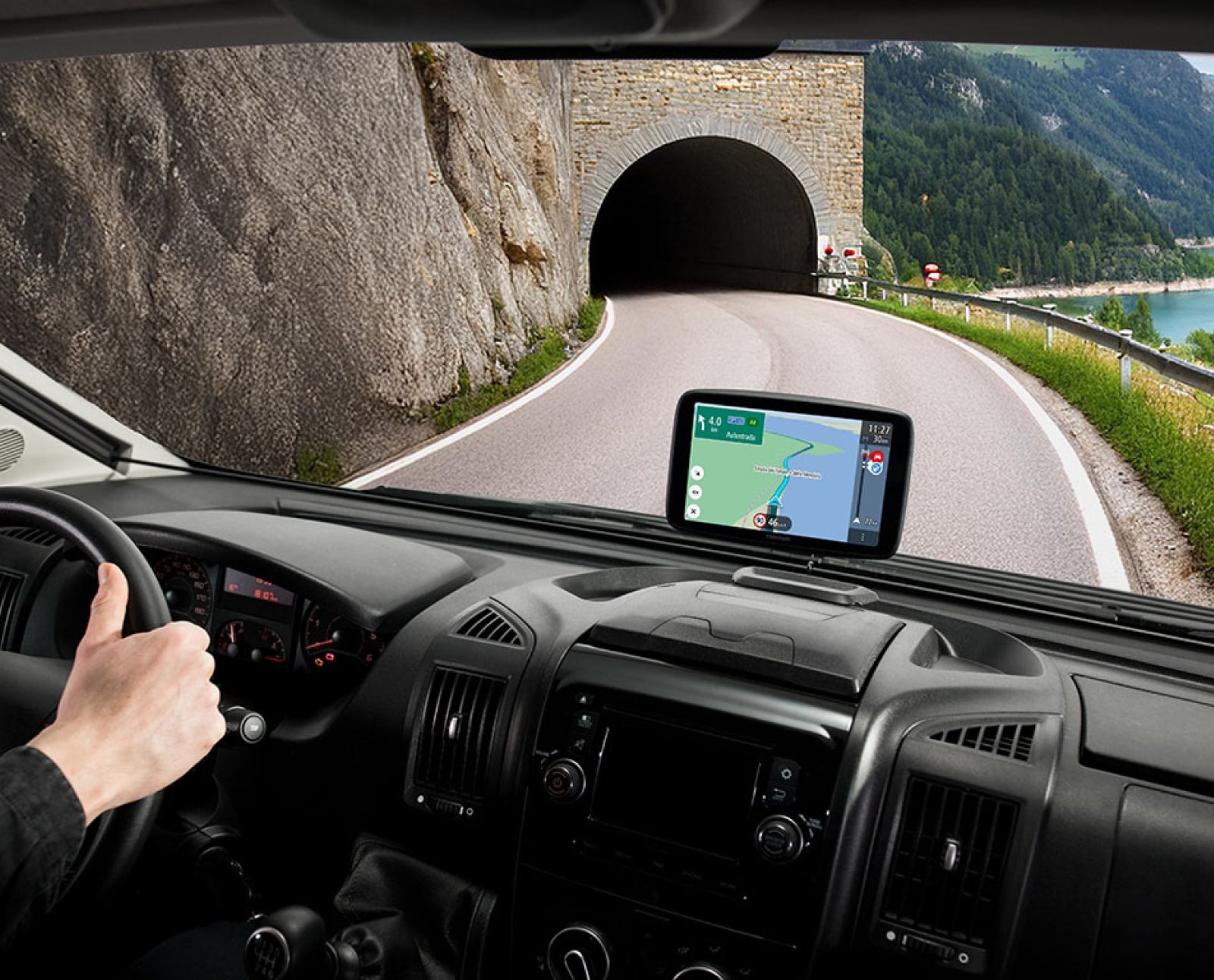 TomTom GO Camper Tour 2. Gen. – Navigationsgerät, 6" Display, 1280×720, 32 GB, WLAN, Bluetooth, Schwarz