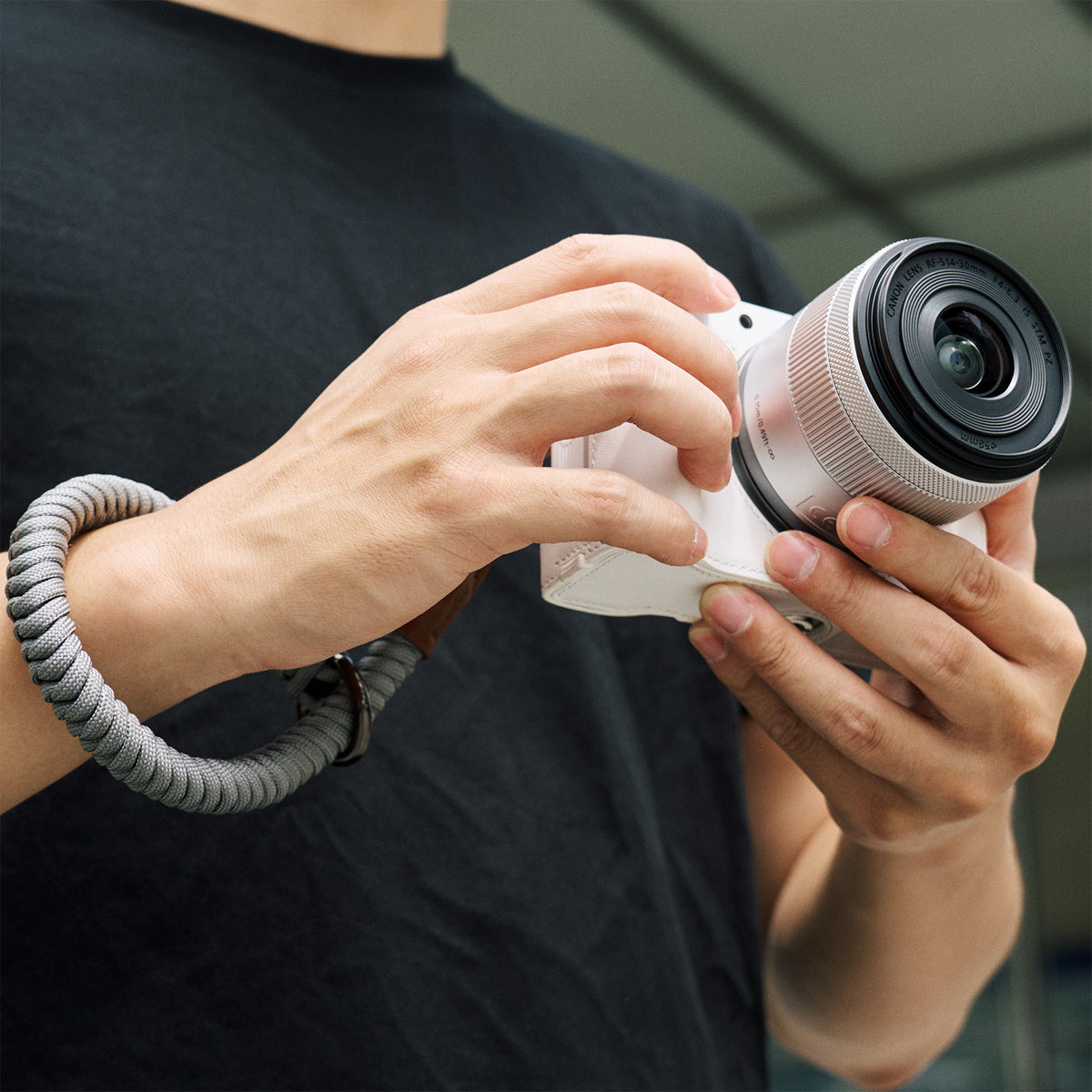 SmallRig 5431 Leder Halbgehäuse Set Kamerahülle – Aluminium/Leder/Nylon – für Canon EOS R50 V – Weiss