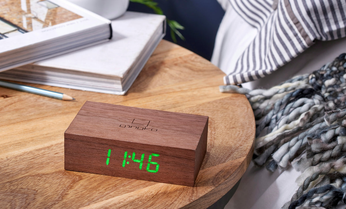 Gingko Design Digitalwecker – Schlummerfunktion, USB, 11,5 × 3,3 × 7,0 cm, Walnuss, Holz