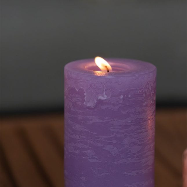 Balthasar Zylinderkerze – Ø 6 × 14 cm – Paraffin, Flieder – 50 h