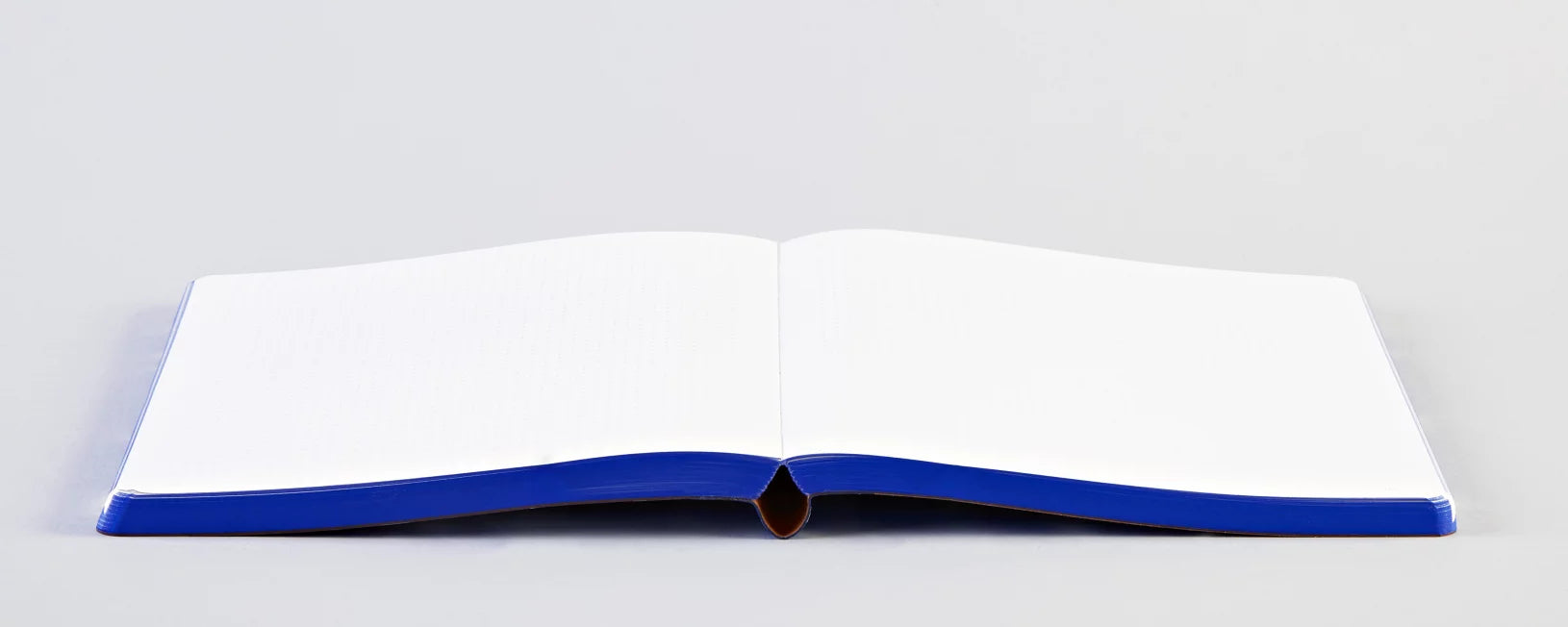 nuuna Notizbuch – 165 × 220 mm – 120 g/m² – Softcover, Fadenheftung, nummerierte Seiten, Blau/Weiss