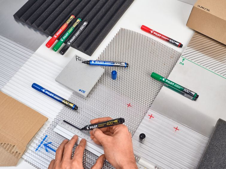 Pilot 400 Permanentmarker – Keilspitze 4,5 mm – Schwarz – 20er-Pack – für Kunststoff, Metall und Holz