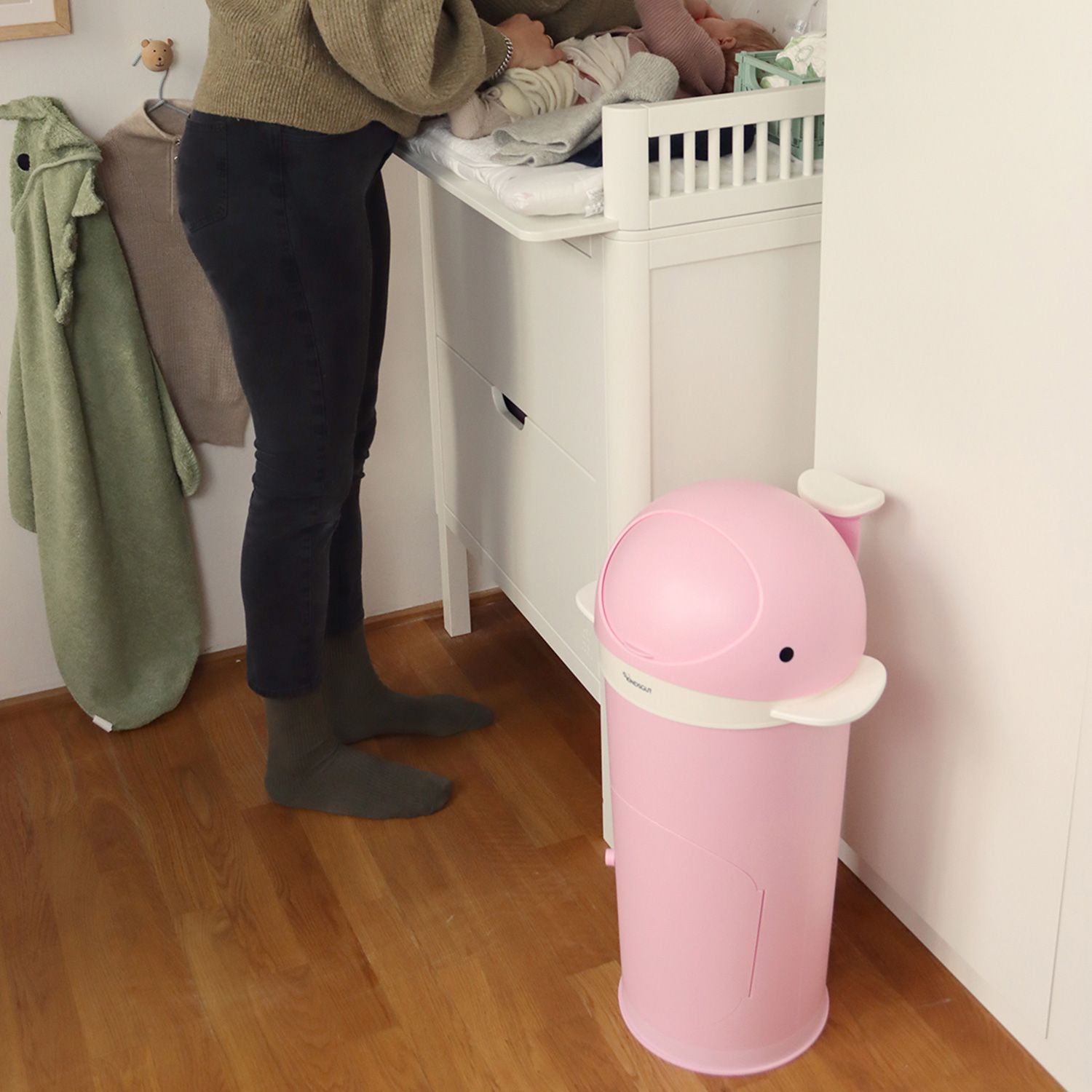 Kindsgut Push- / Schwingdeckel-Abfalleimer Wal – Ø 39 × 68 cm – Kunststoff, rund – rosa – Müllsackhalterung