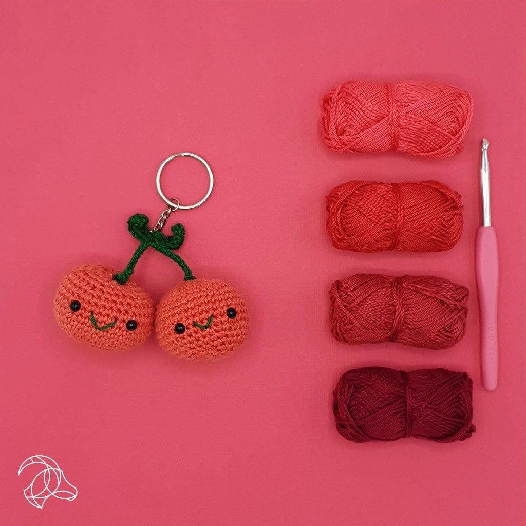 Hardicraft HC-40MB00 Häkelset Schlüsselanhänger Kirschen – 8 cm, Grün, Rot