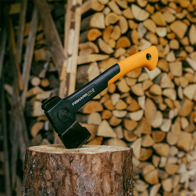 Fiskars X14 Axt – 355 mm, Klingenlänge 130 mm, 0,75 kg, Gummierter Griff, inkl. Tragetasche