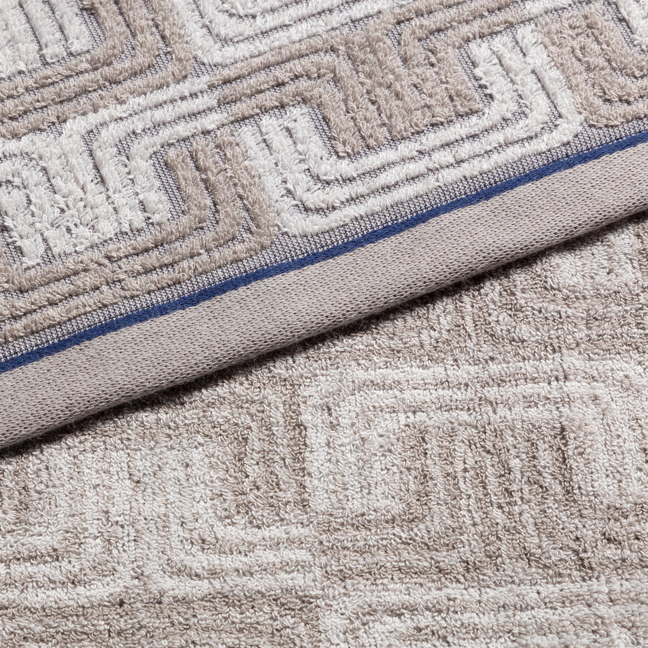 MÖVE Duschtuch Geometric Shapes Texture – 67 × 140 cm, Beige/Grau, 100% Baumwolle, 530 g/m²