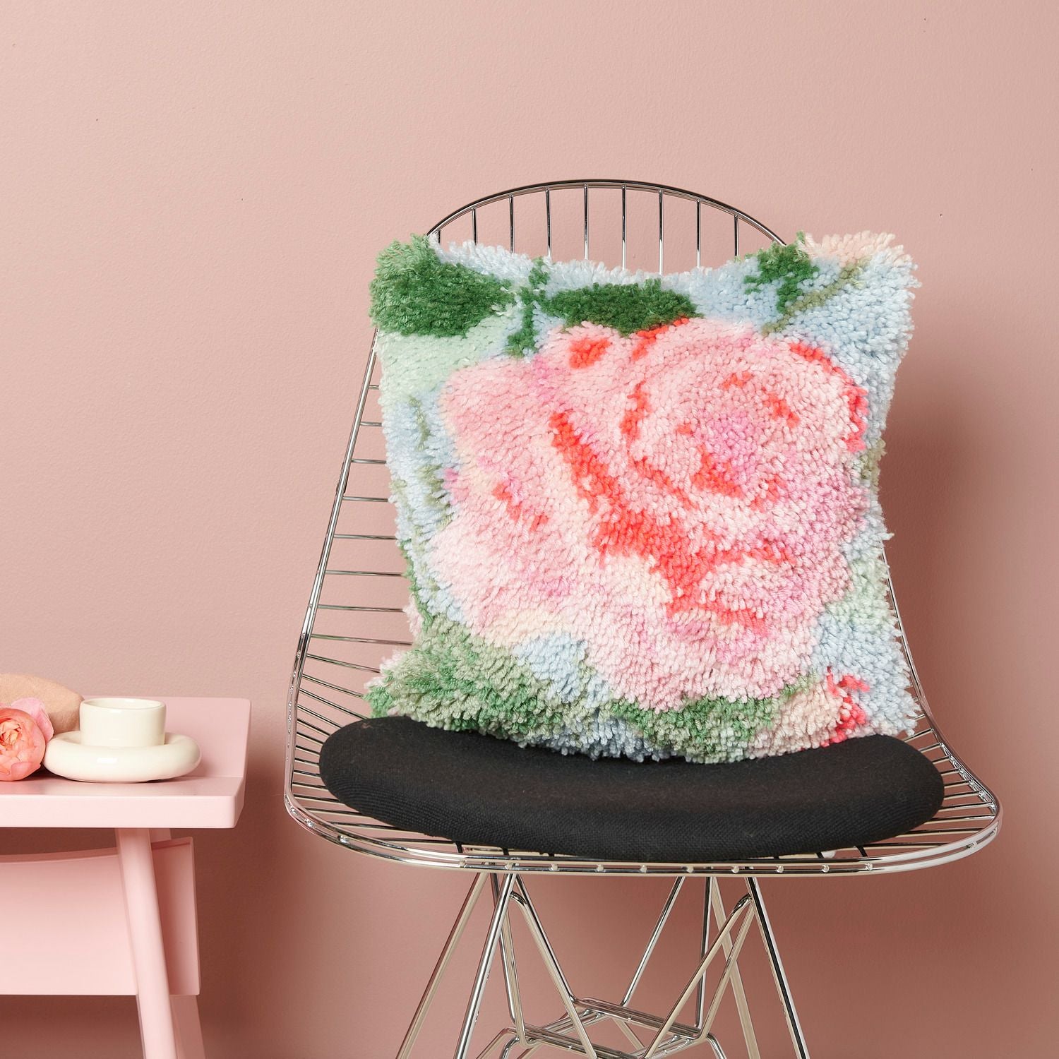 Rico Design Hooki Hooki – Knüpfset – Kissen Rose – 40 × 40 cm – ab 8 Jahren