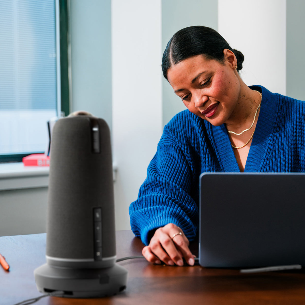 Owl Labs Meeting Owl 5 Pro Videokonferenzsystem – 4K Ultra HD, 1× digitaler Zoom, für Teams – Anthrazit