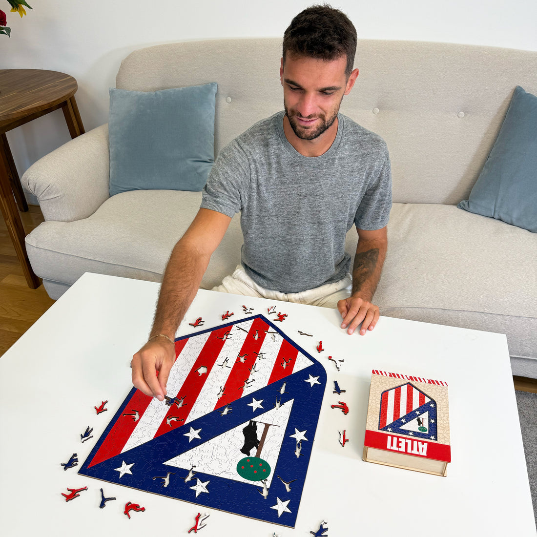 Iconic Puzzles Atletico Madrid - Logo - Logikspiel, ab 10 Jahren, 180 Min