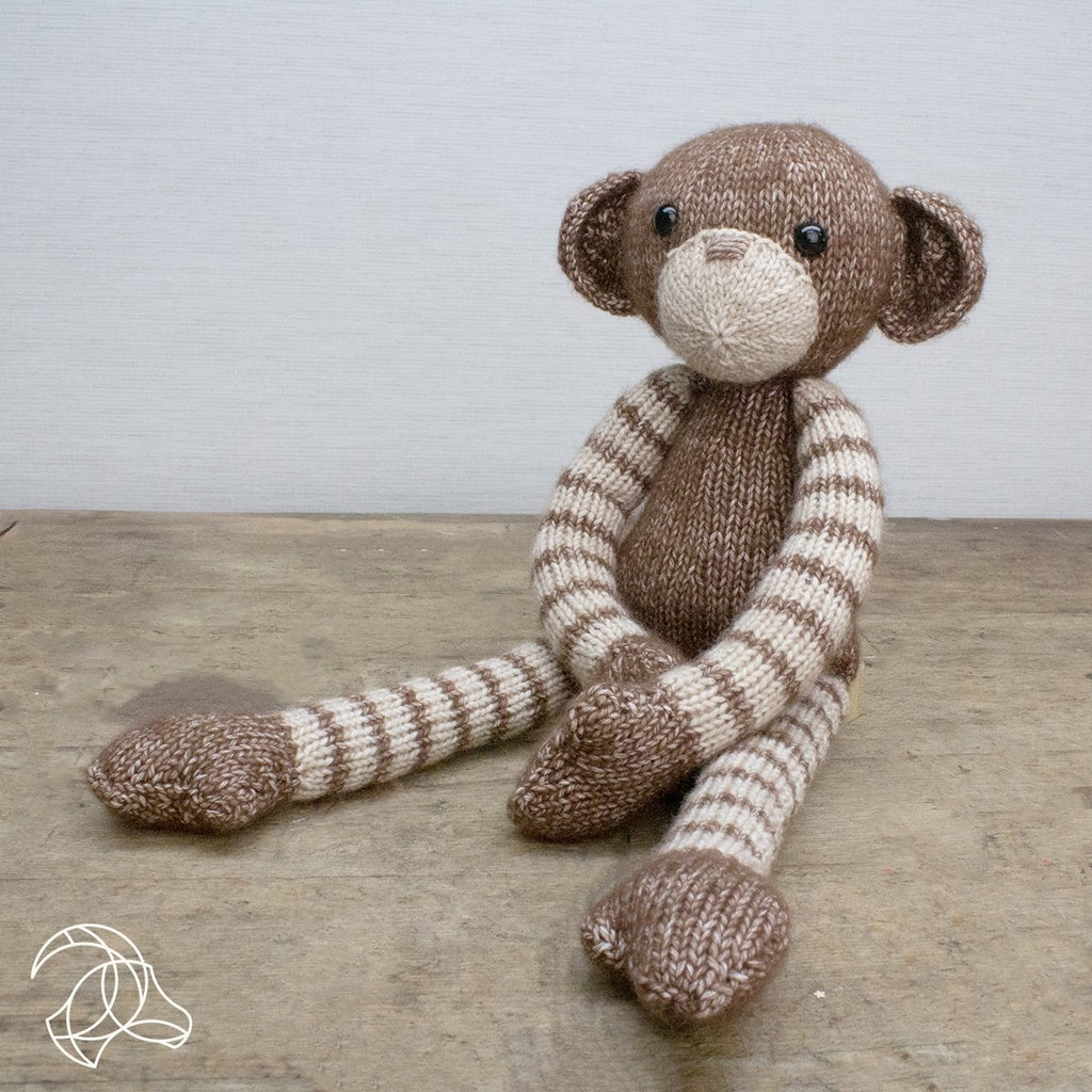 Hardicraft Strickset Affe Malinda – 37 cm, Braun