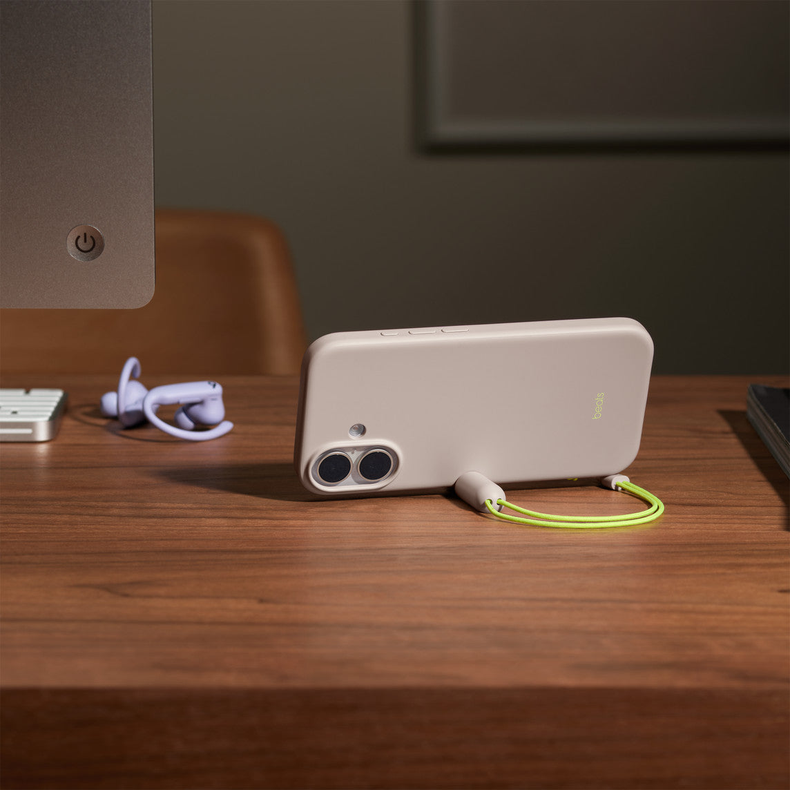 Apple Backcover – für Apple iPhone 17 – beige – Kunststoff – MagSafe-kompatibel, mit Kordel