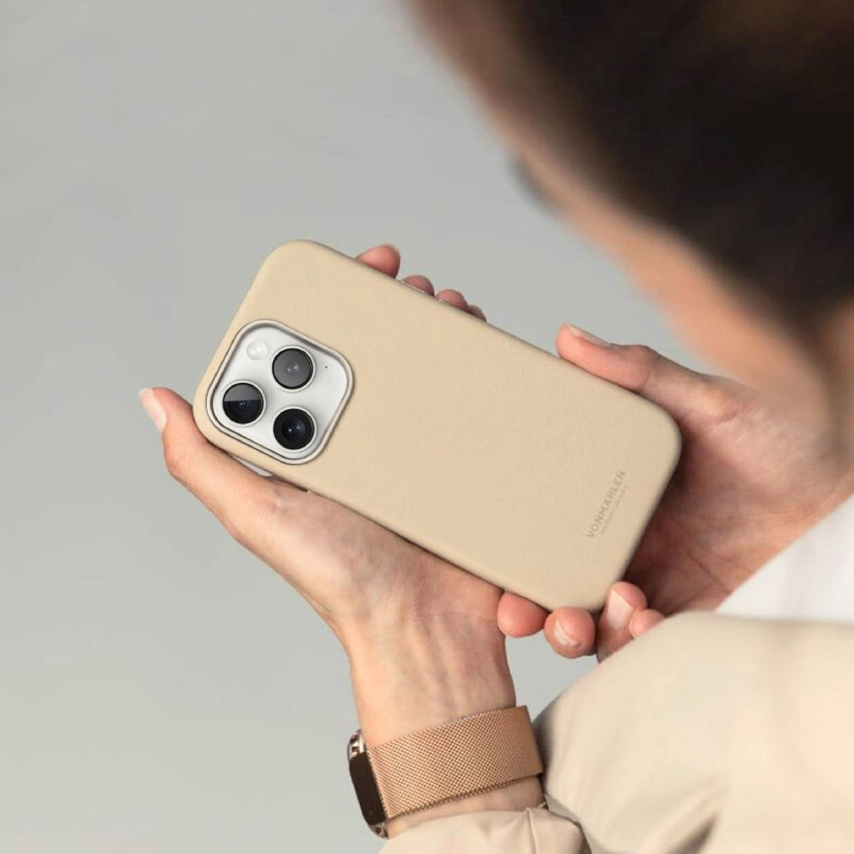 Vonmählen Backcover – für Apple iPhone 16 Pro Max – beige – Kunstleder – MagSafe-kompatibel