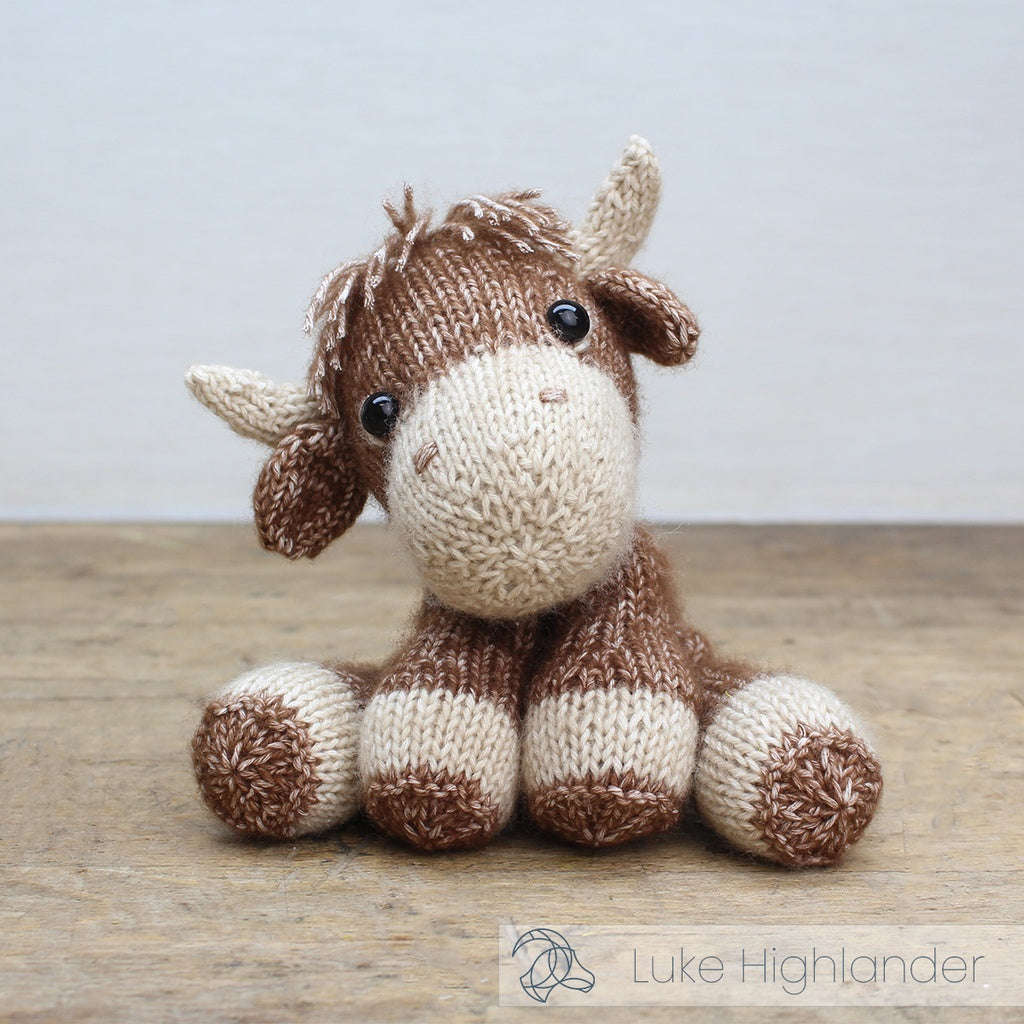 Hardicraft Strickset – Hochlandrind Luke – ca. 21 cm – Braun, Beige