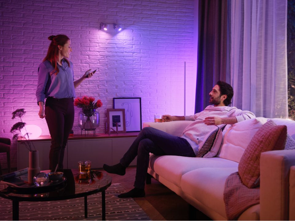 Philips Hue Smart-Leuchtmittel GU10 – RGB+CCT, 400 lm, 4,2 W – für Amazon Alexa, Google Assistant – 1 Stk.