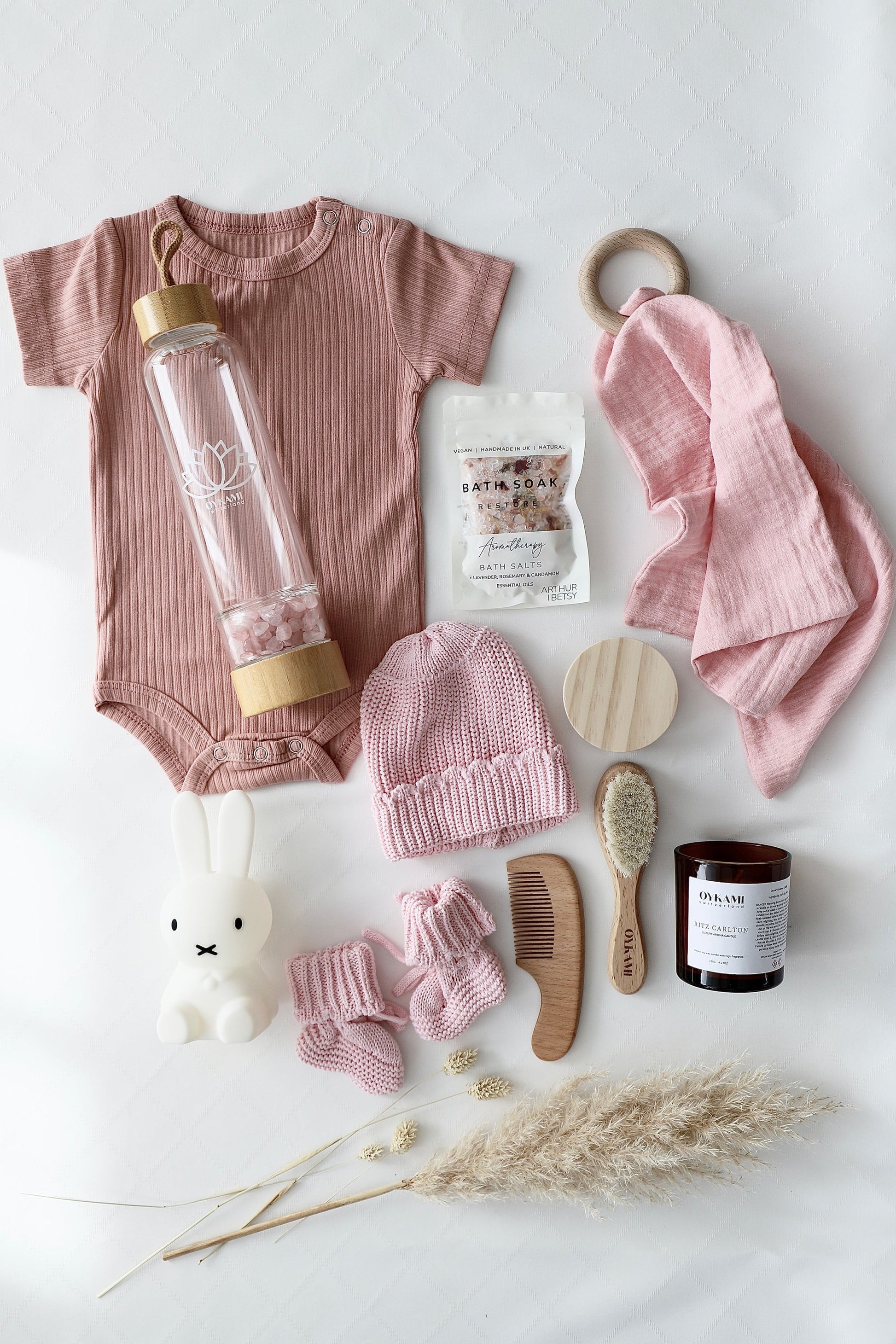OYKAMI Lugano Geschenkbox – Rosa Babyset mit LED-Nachtlicht, Trinkflasche, Babybody – ab 0 M.