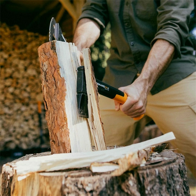 Fiskars X14 Axt – 355 mm, Klingenlänge 130 mm, 0,75 kg, Gummierter Griff, inkl. Tragetasche