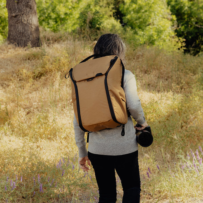 Peak Design City-Rucksack Everyday Backpack v2 – Nylon/Polyester – Coyote, 330 × 460 × 210 mm