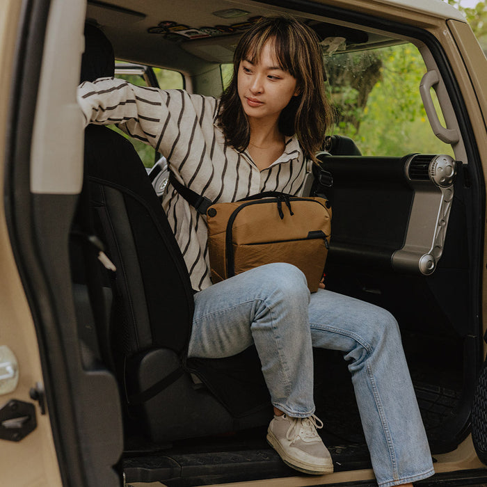Peak Design Everyday Sling v2 Kameratasche – 6 l, Tablet bis 11" – für DSLR, Drohne, Systemkamera – Braun