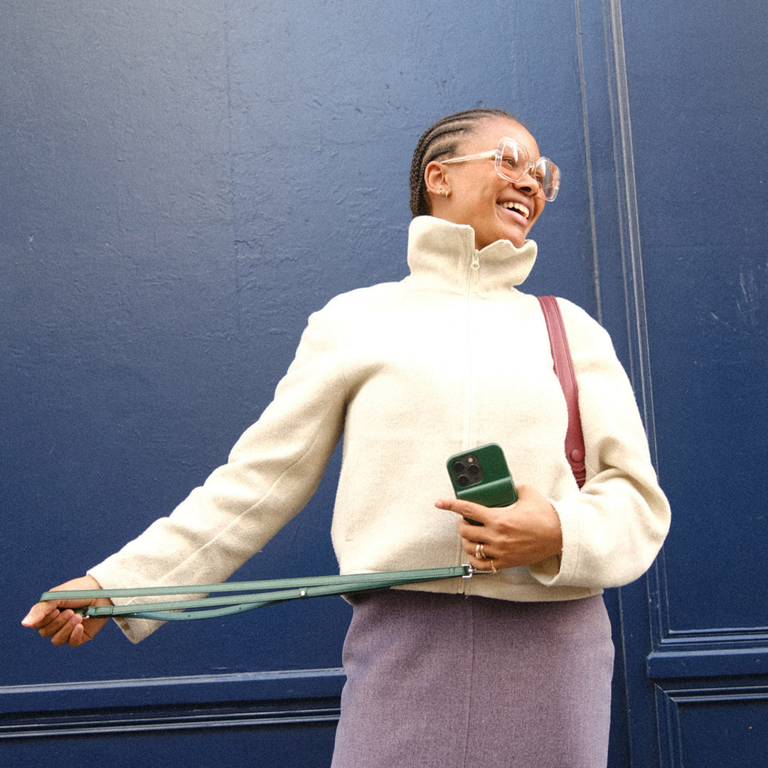 Urbany's Necklace-Hülle – für Apple iPhone 17 Air – grün – Kunstleder – mit Kartenfach, mit Kordel