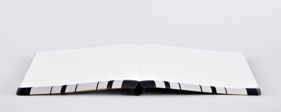nuuna Notizbuch – A5 (165 × 220 mm) – 256 Seiten – 120 g/m² – Softcover, nummerierte Seiten, recyceltes Leder