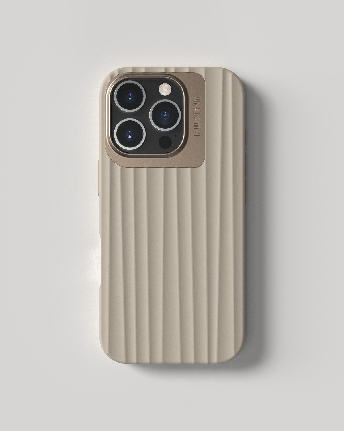 Nudient – Backcover Bold – für Apple iPhone 16 Pro – Leinenbeige – MagSafe-kompatibel