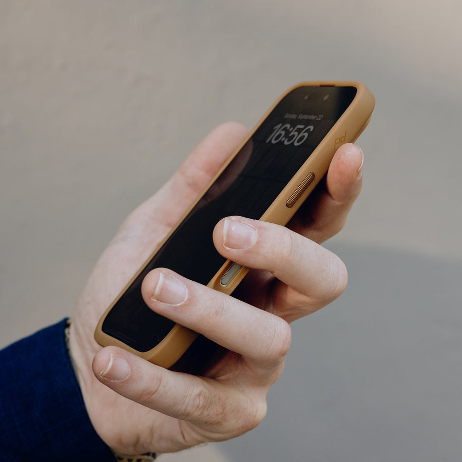 Peak Design Backcover – für Apple iPhone 16 Pro Max, Tan Clarino, bis 2 m sturzsicher