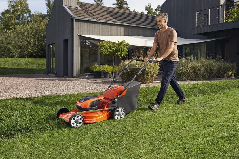 Husqvarna LC 142i Akku-Rasenmäher – 36 V – 42 cm – 50 l Fangkorb – 4 Ah & Ladegerät