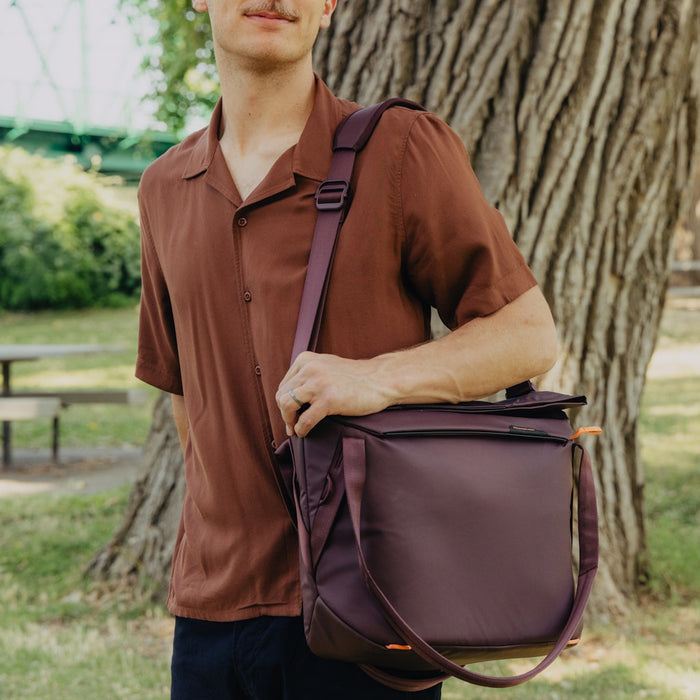 Peak Design Everyday Tote Umhängetasche – 15 l, für Laptop bis 33 cm – Burgund