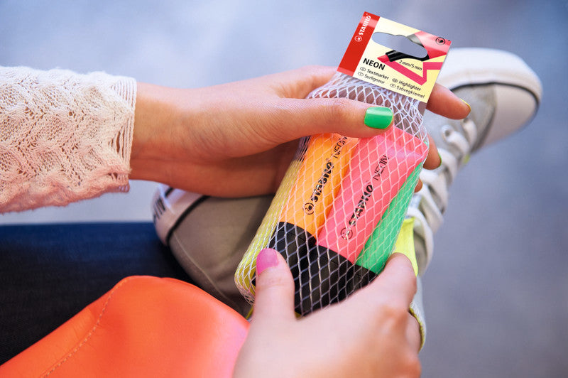 STABILO Textmarker Set 4 Neonfarben – Keilspitze, 2–5 mm