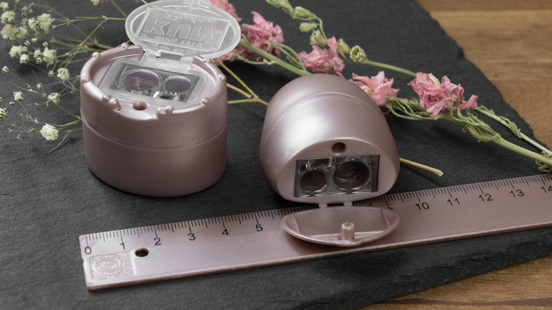 Kum Spitzer – manuell, 2-Loch, mit Behälter, für Blei- & Buntstifte Ø 8 und 11 mm, Kunststoff, rosa