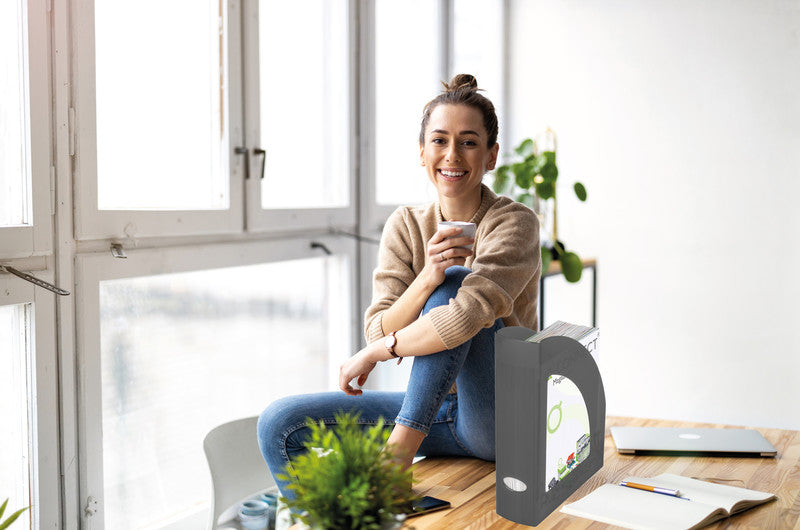 Q-Connect C4 Stehsammler – 80 mm, mit Griffloch, Grau, Kunststoff