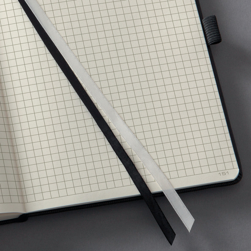 Sigel Notizbuch, 213 × 295 mm, kariert, Fadenheftung, 194 Seiten, 80 g/m² – schwarz