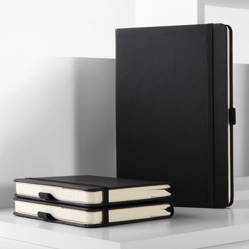 Sigel Notizbuch Conceptum, 225 × 315 mm, kariert, Fadenheftung, Hardcover, 194 Seiten, 80 g/m² – schwarz