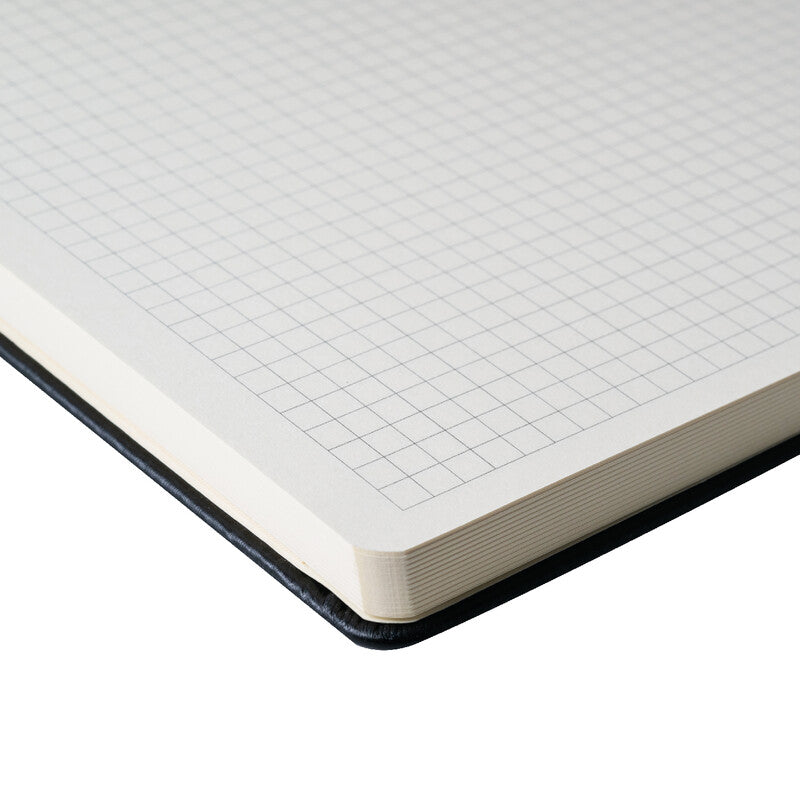 Sakura Notizbuch – A4 – kariert 5 mm – 160 Seiten – 140 g/m² – gebunden, Gummiband, Stiftschlaufe – schwarz