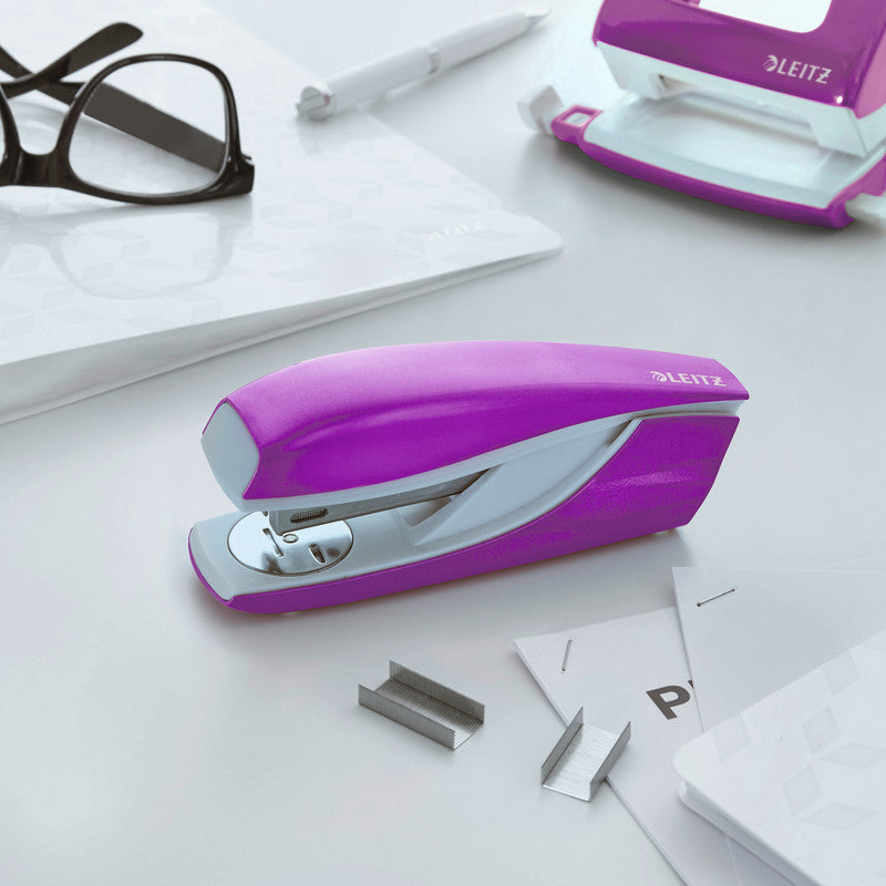 Leitz NeXXt 5502 WOW – Hefter, 30 Blatt, für 24/6, 26/6, Oberlade, Klammernentferner, Einlegetiefe 38 mm, violett