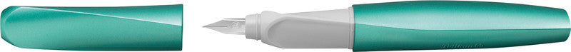 Pelikan Twist Cold Alaska – Federspitze M – für Rechts- & Linkshänder – Dunkelgrün, Blau – Patronen