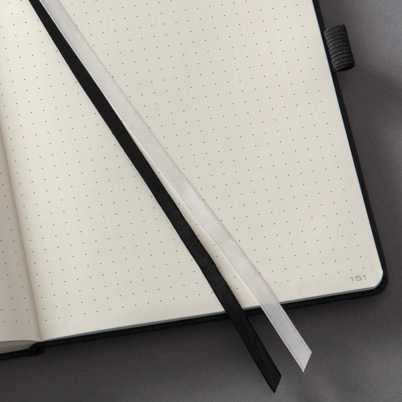 Sigel Notizbuch, 213 × 295 mm, punktkariert, Fadenheftung, 194 Seiten, 80 g/m² – schwarz